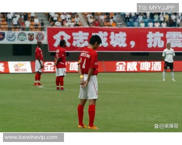 足球场上球星顶牛冲突引发激烈争议与团队精神深度思考